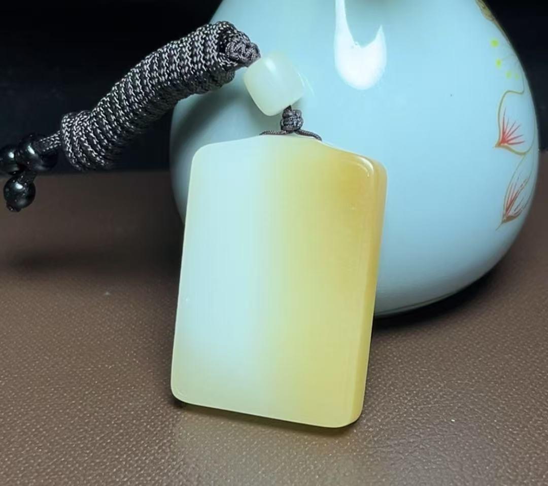 新疆和田玉且末糖羊脂玉平安无事牌(48.8g)