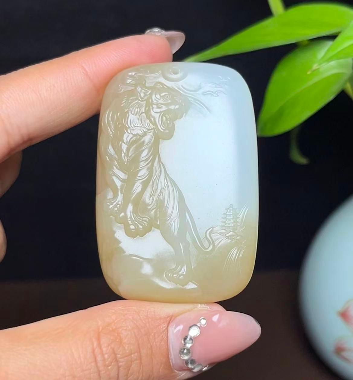新疆和田玉且末糖白羊脂玉生肖上山虎(44.0g)