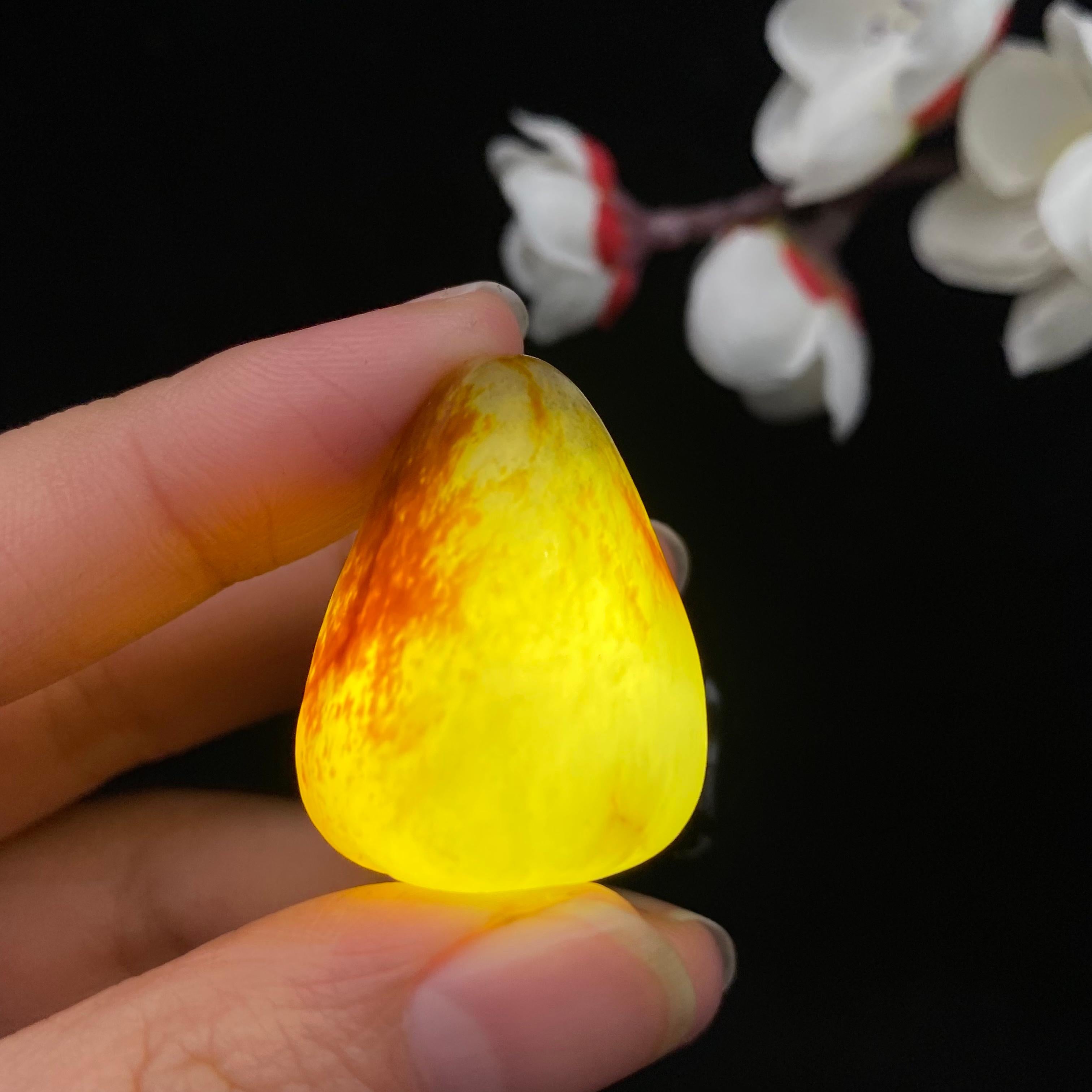 和田玉聚红皮青花低籽料原石(15.7g)