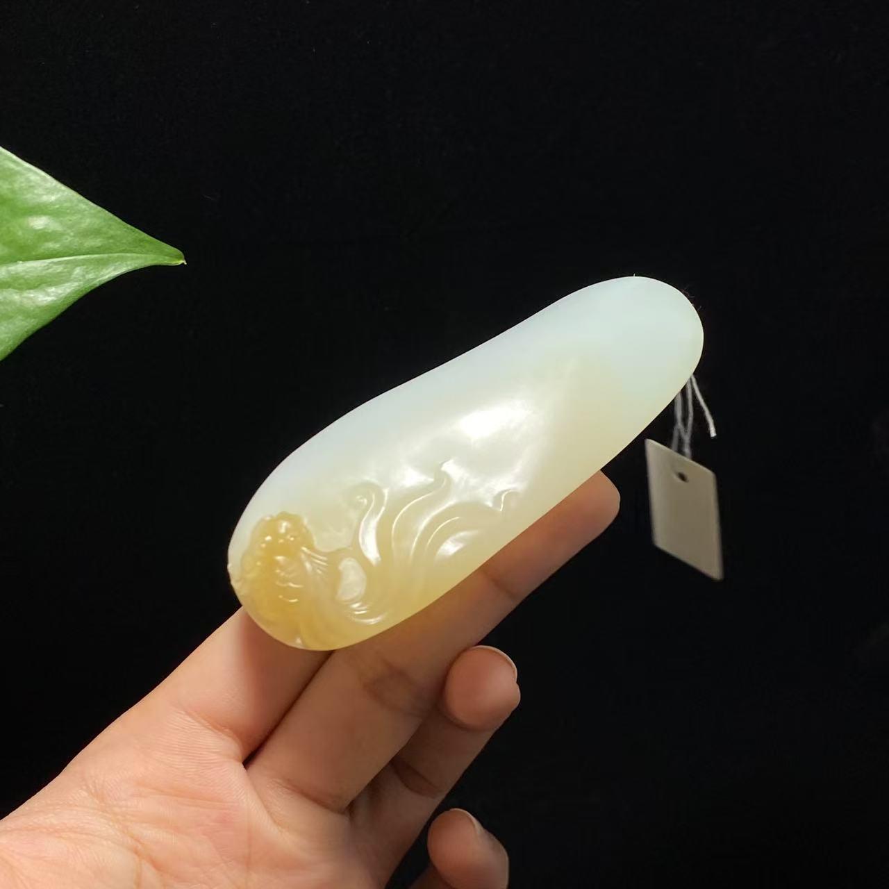 高品质新疆且末糖白玉连年有余手把件(114.8g)