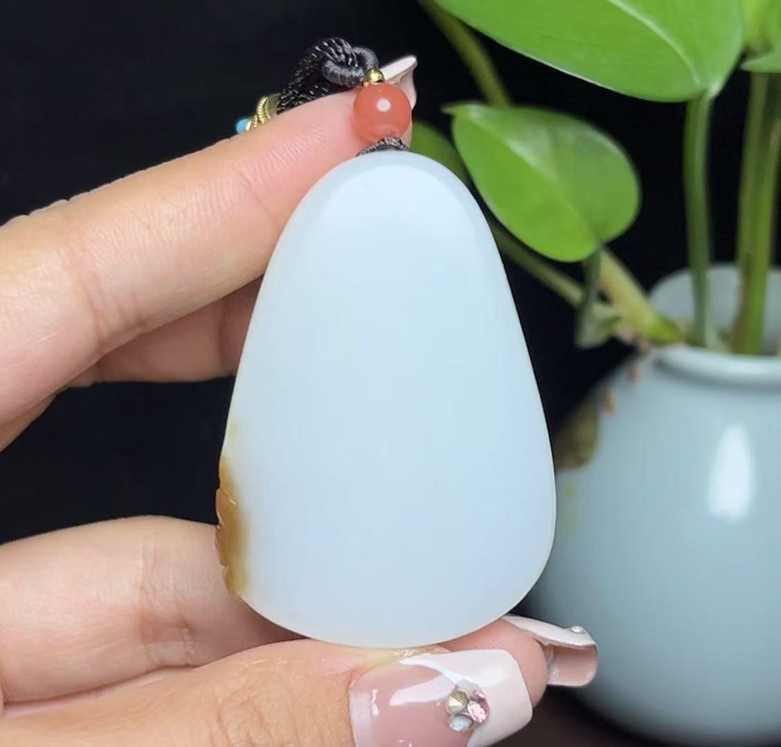 新疆和田玉且末糖白羊脂玉观音(48.4g)
