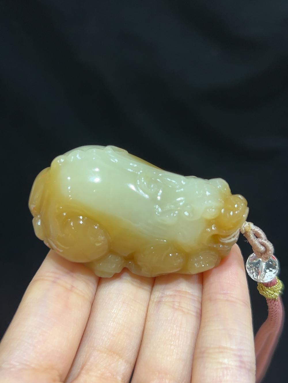 和田玉且末料糖白貔貅把件(70.0g)