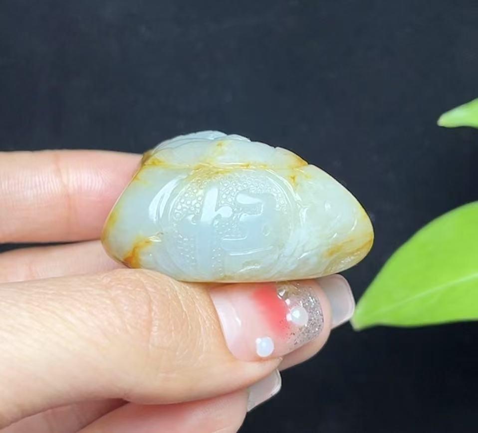 新疆和田玉红皮白肉籽料观音(76.6g)