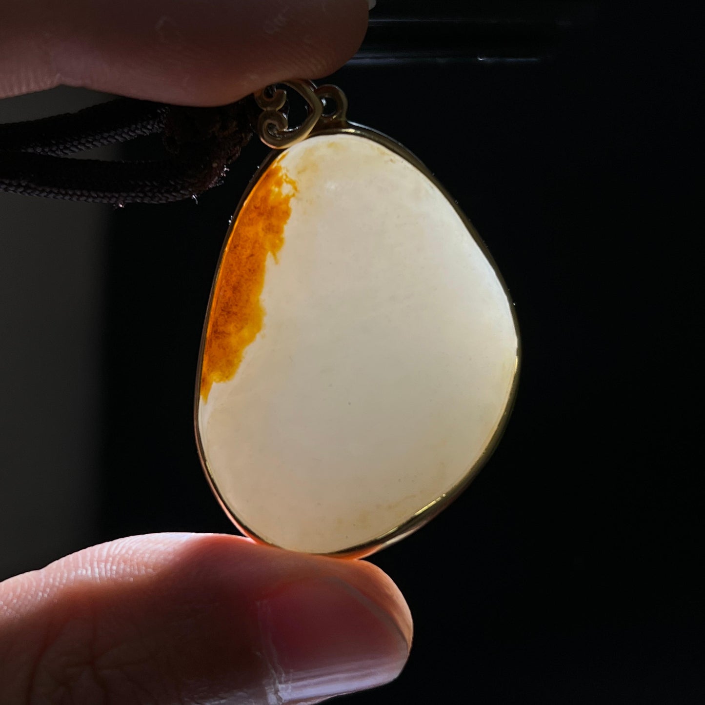 和田玉籽料红皮羊脂白玉原石18k金镶挂件(25.0g)