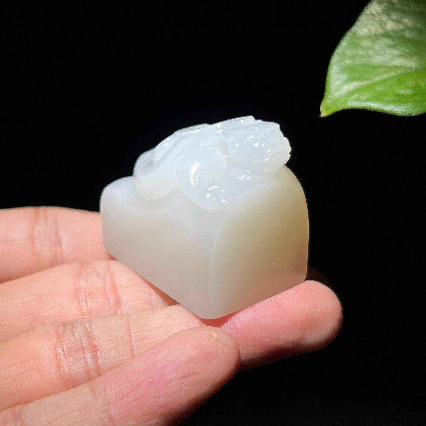 和田玉籽料天然皮色螭龙章子(59.3g)