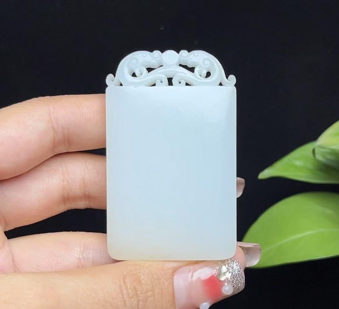 新疆和田玉且末料羊脂玉双龙护主平安牌(56.4g)