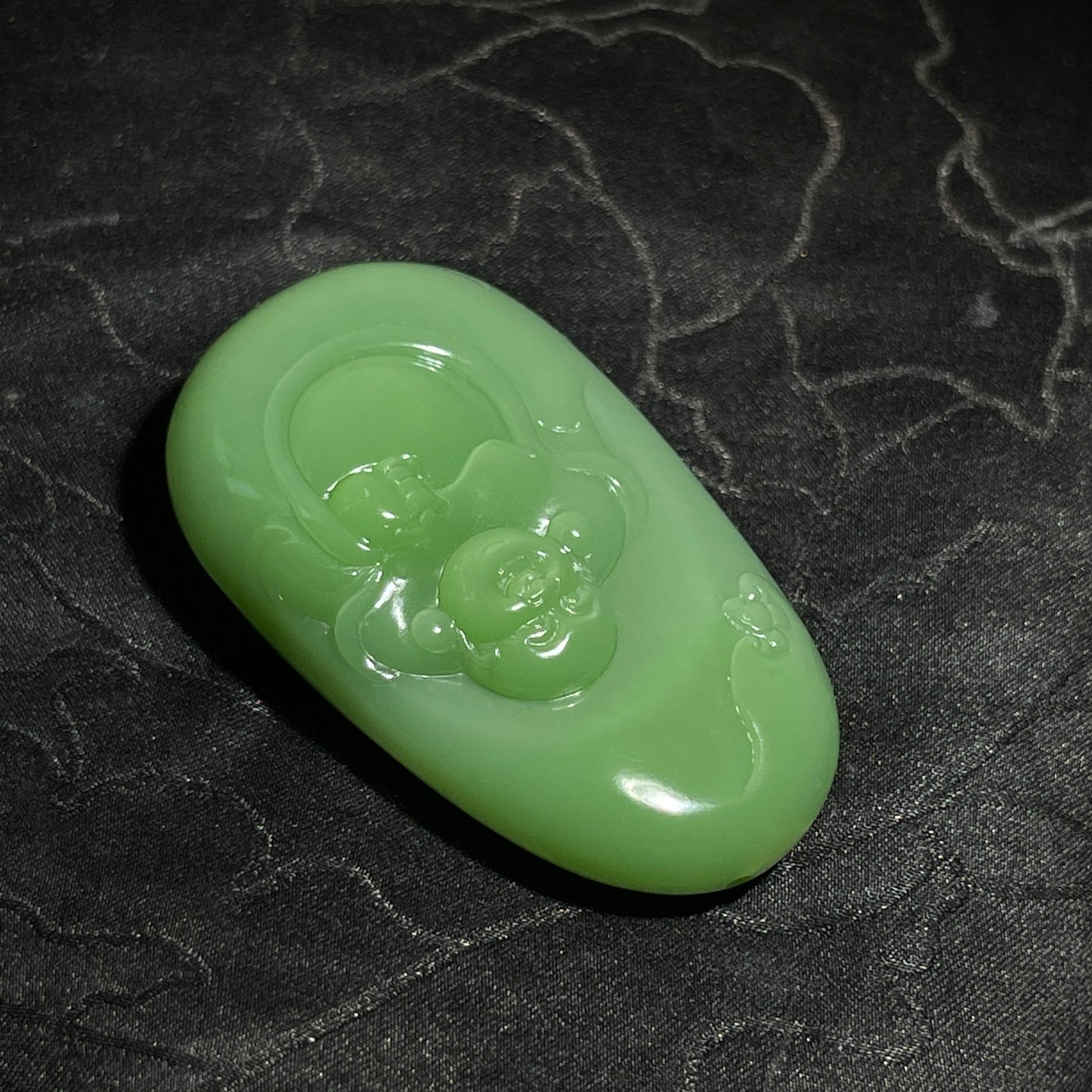 和田玉碧玉粉绿佛公(33.4g)