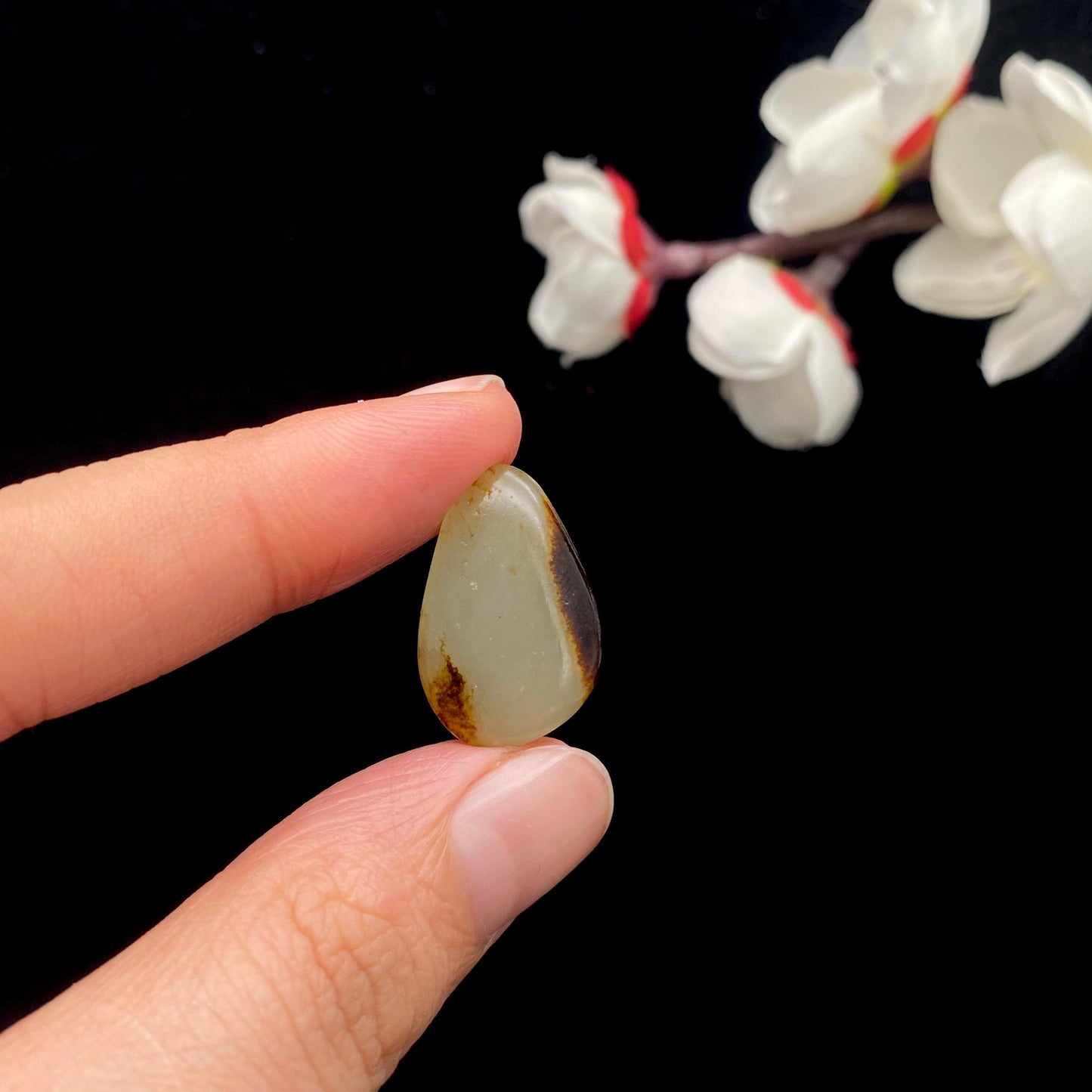 和田玉聚黑皮籽料原石(2.8g)