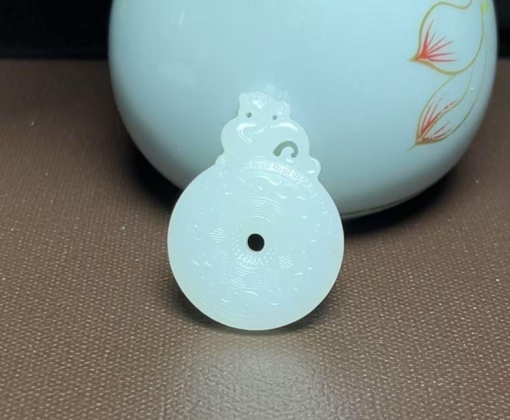 和田羊脂玉貔貅平安扣府上有龙挂件(14.6g)