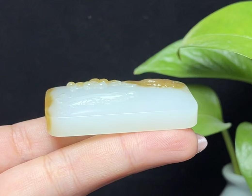 新疆和田玉且末糖羊脂玉观音悟道(35.5g)