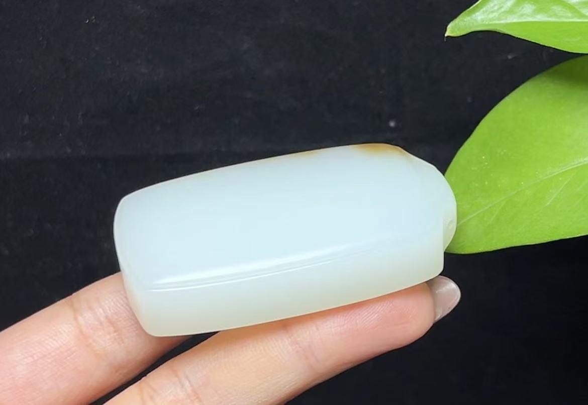 和田玉且末糖羊脂玉平安无事牌(63.3g)