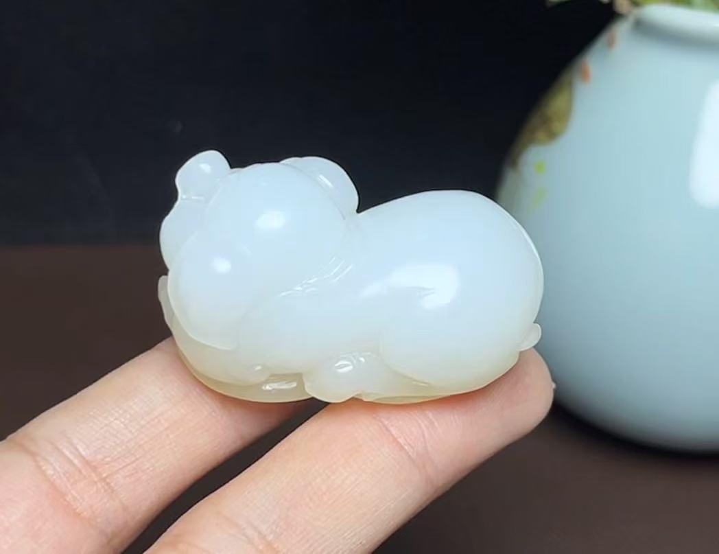新疆和田玉且末料羊脂玉生肖发财猪(45.6g)