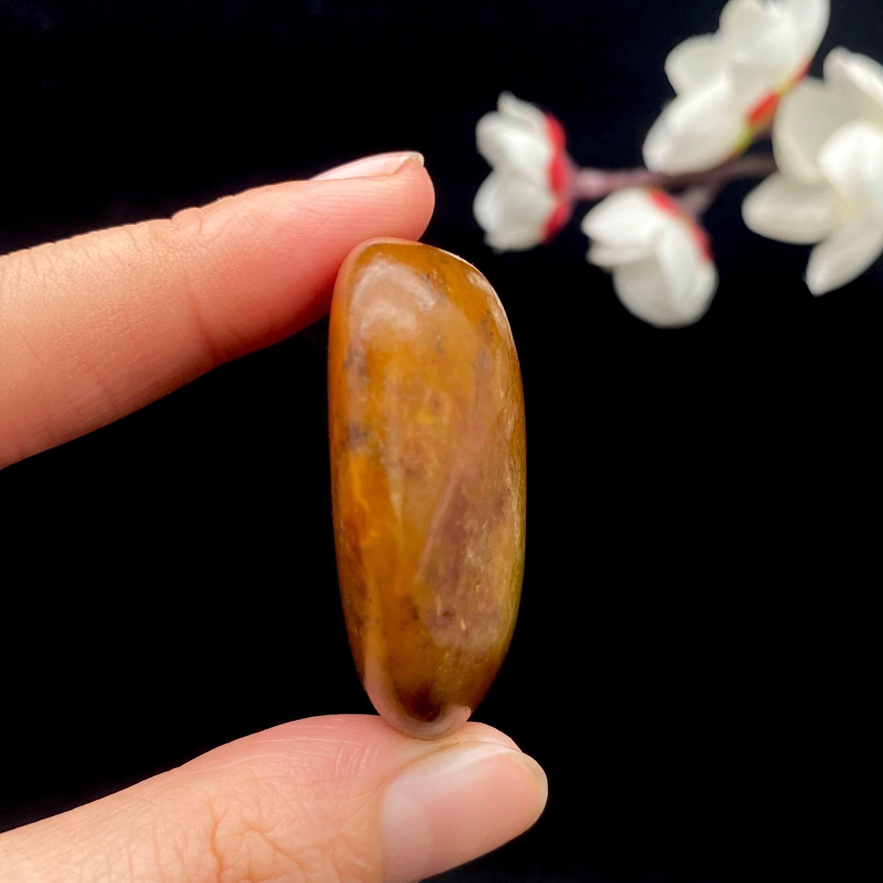 和田玉黄沁皮籽料挂件(37.8g)