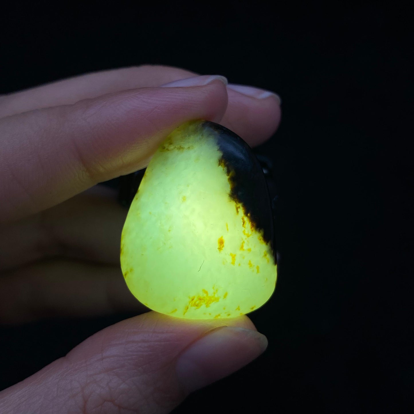 和田玉聚黑皮籽料原石(12.2g)