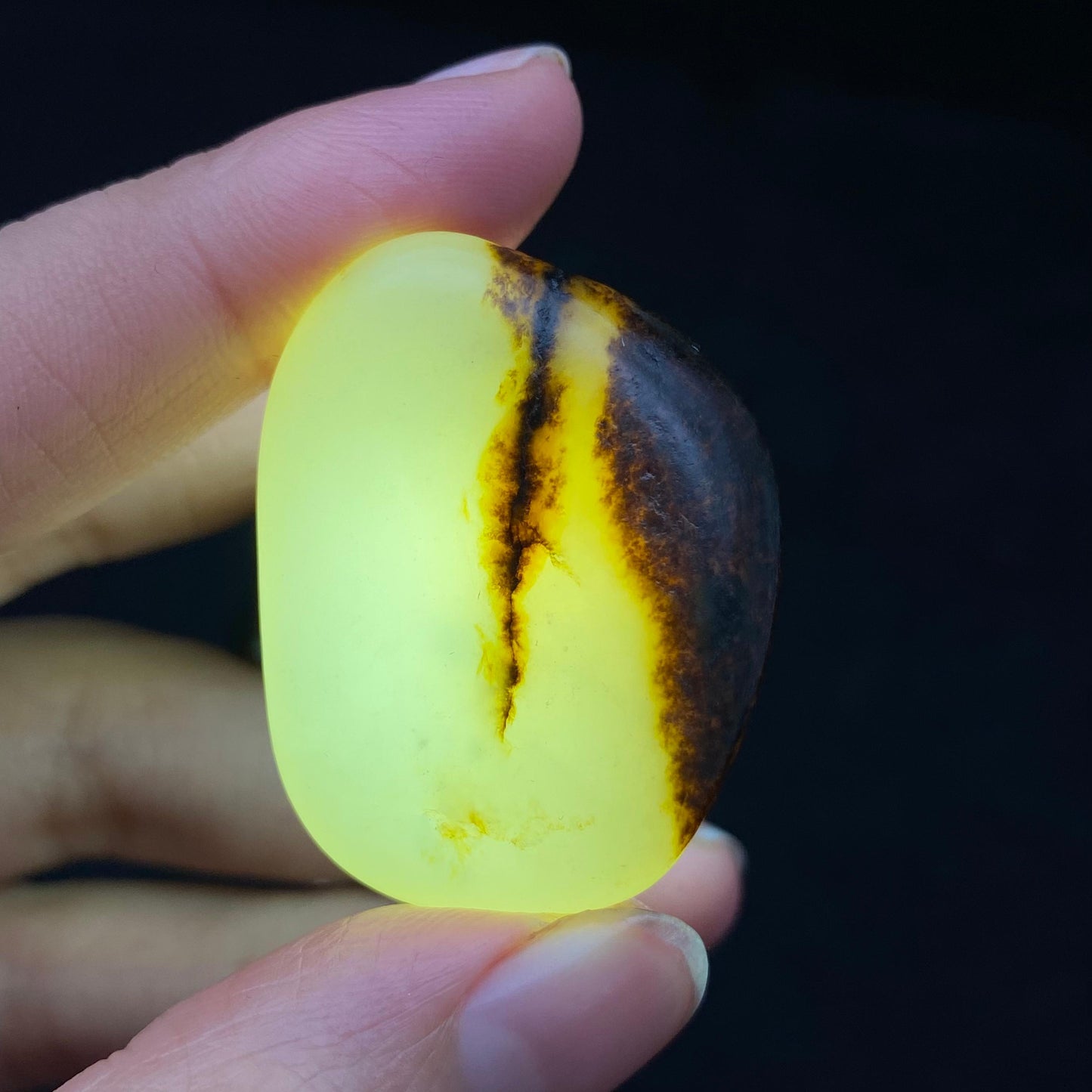和田玉聚黑皮籽料原石(23.1g)