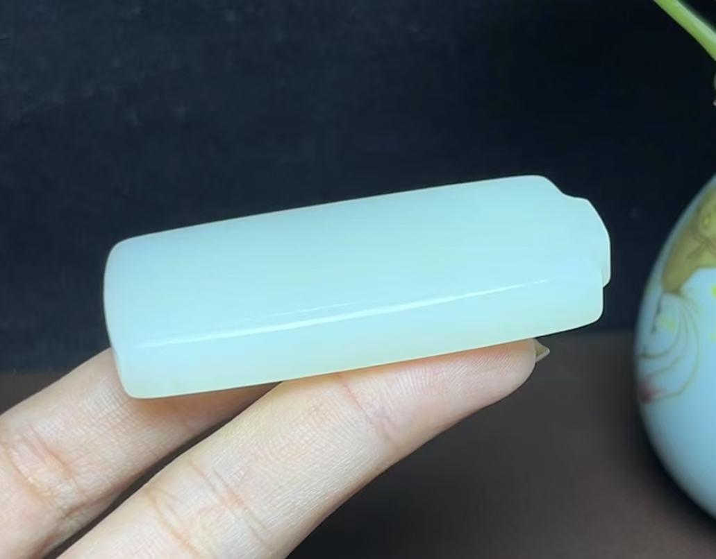新疆和田玉且末料平安无事牌(44.0g)