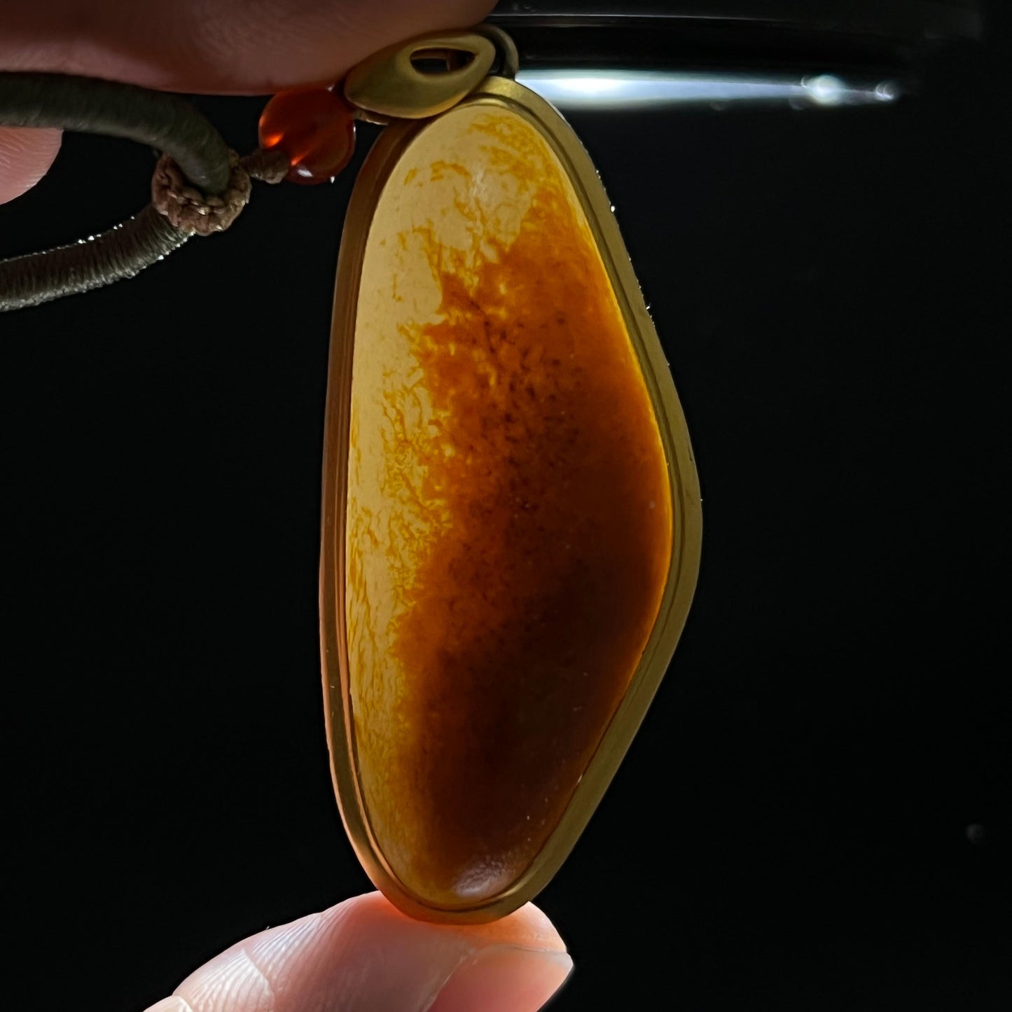 和田玉籽料聚红皮原石18k金镶挂件(26.9g)