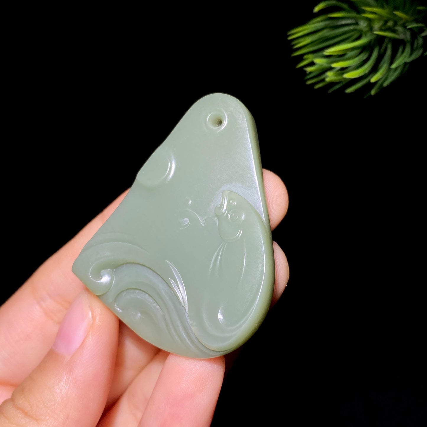 和田玉籽料沙枣青鱼挂件(19.3g)