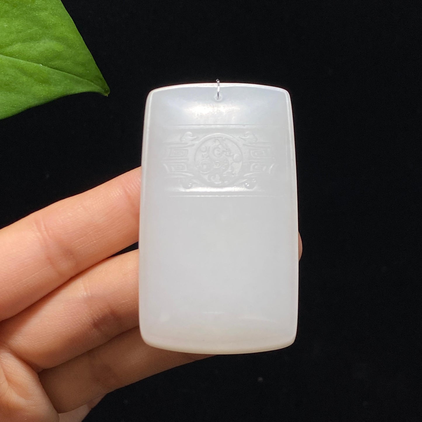 和田玉且末糖白关公牌挂件(50.7g)