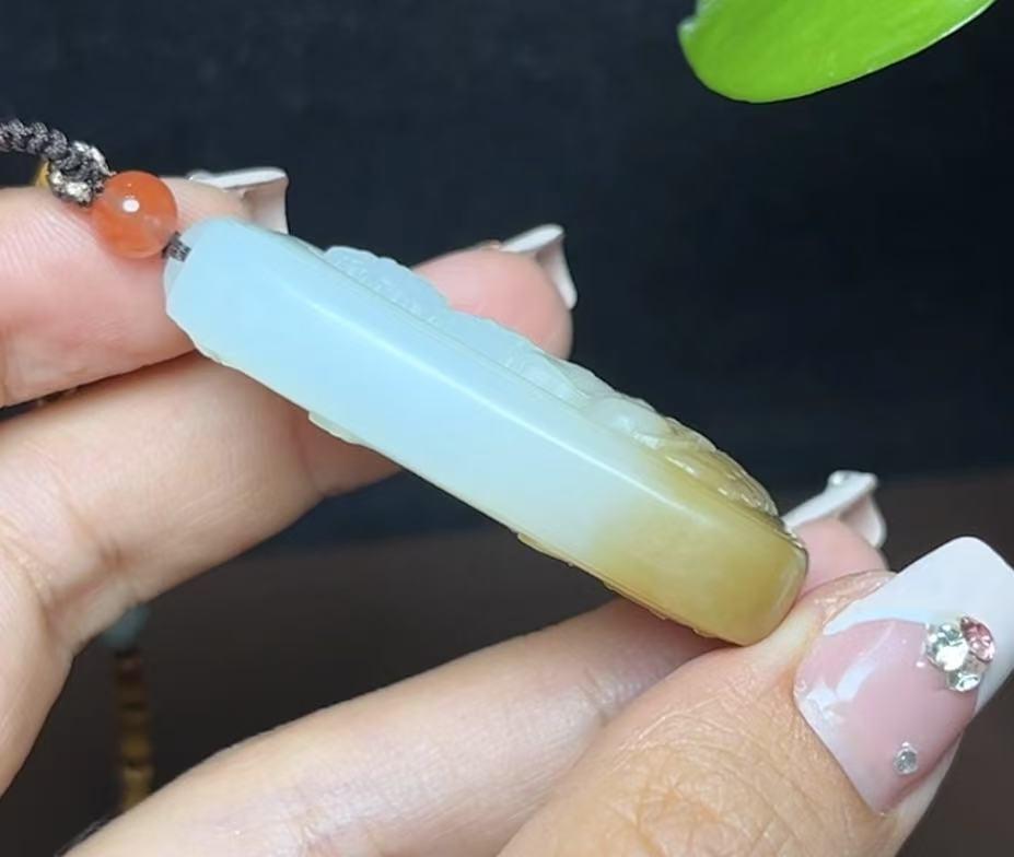 新疆和田玉且末糖白羊脂玉观音山水牌(38.2g)