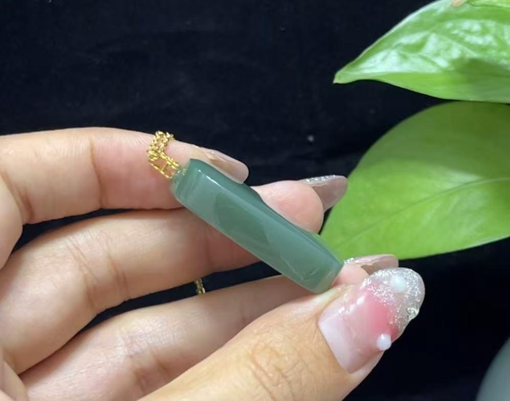 精品和田玉沙枣青18k金镶嵌平安无事牌(16.0g)