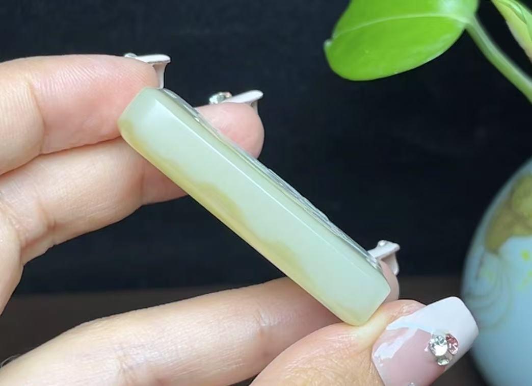 新疆和田玉且末糖白羊脂玉莲花悟道平安无事牌(30.2g)