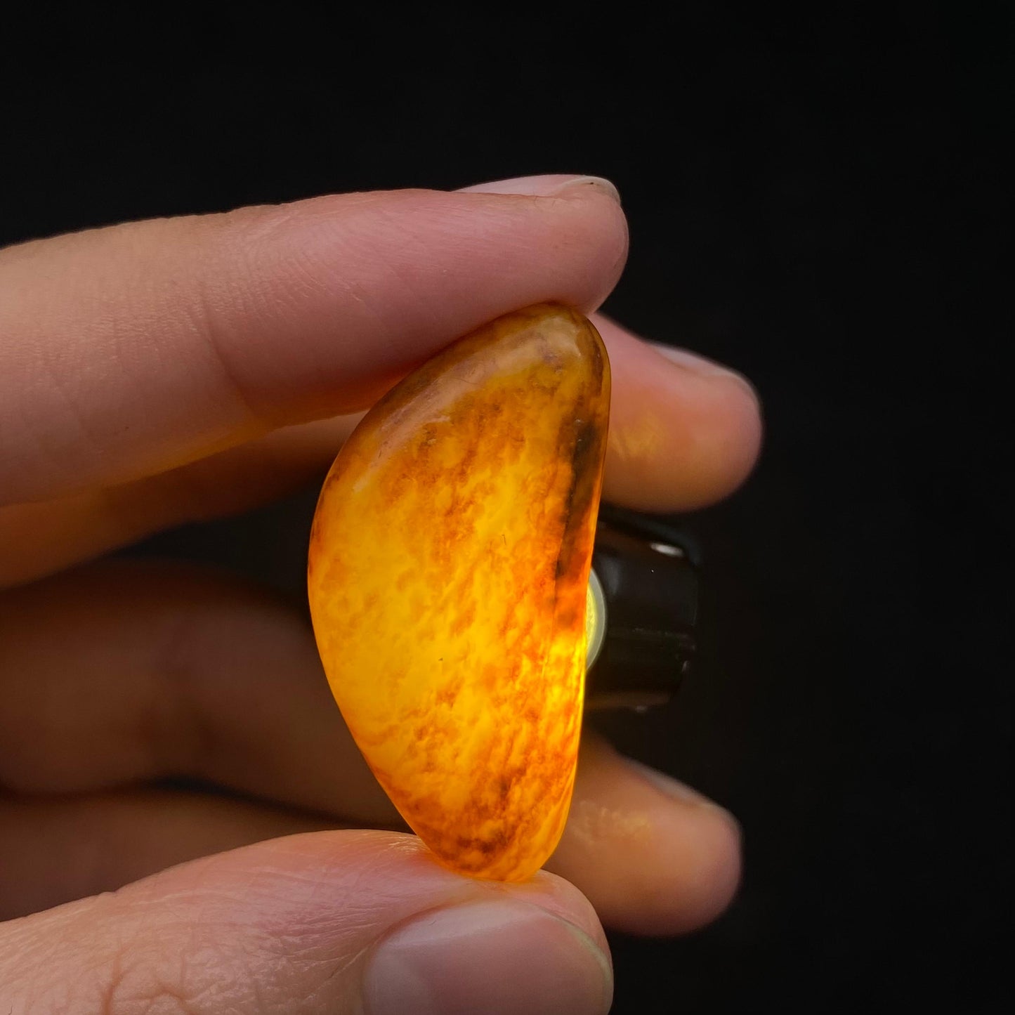 和田玉洒红皮籽料原石(8.7g)