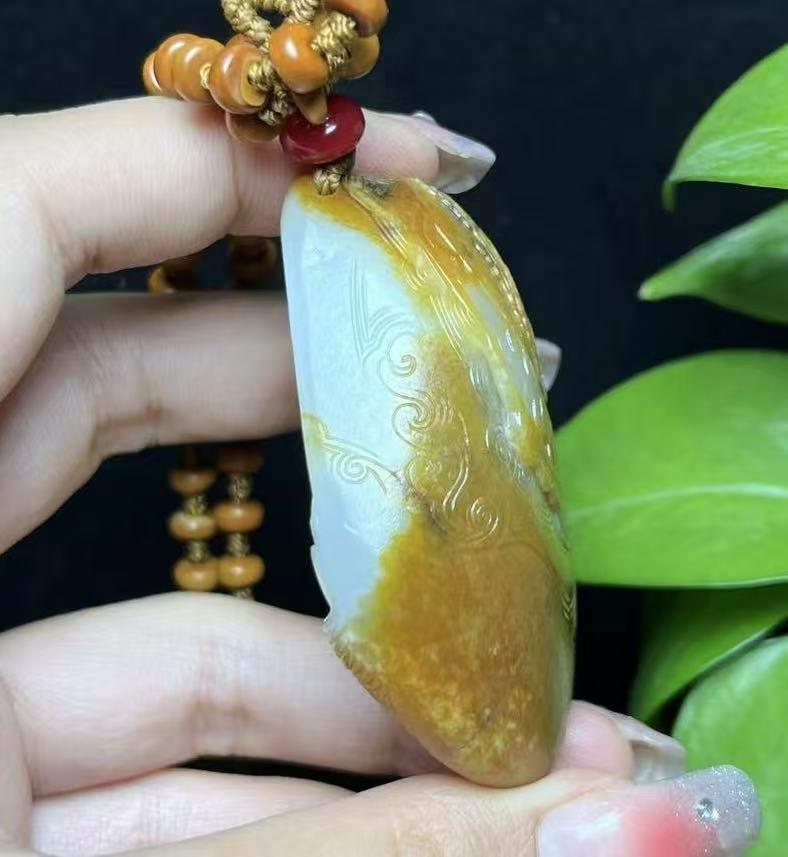 新疆和田玉红皮白肉羊脂玉籽料观音(102.5g)