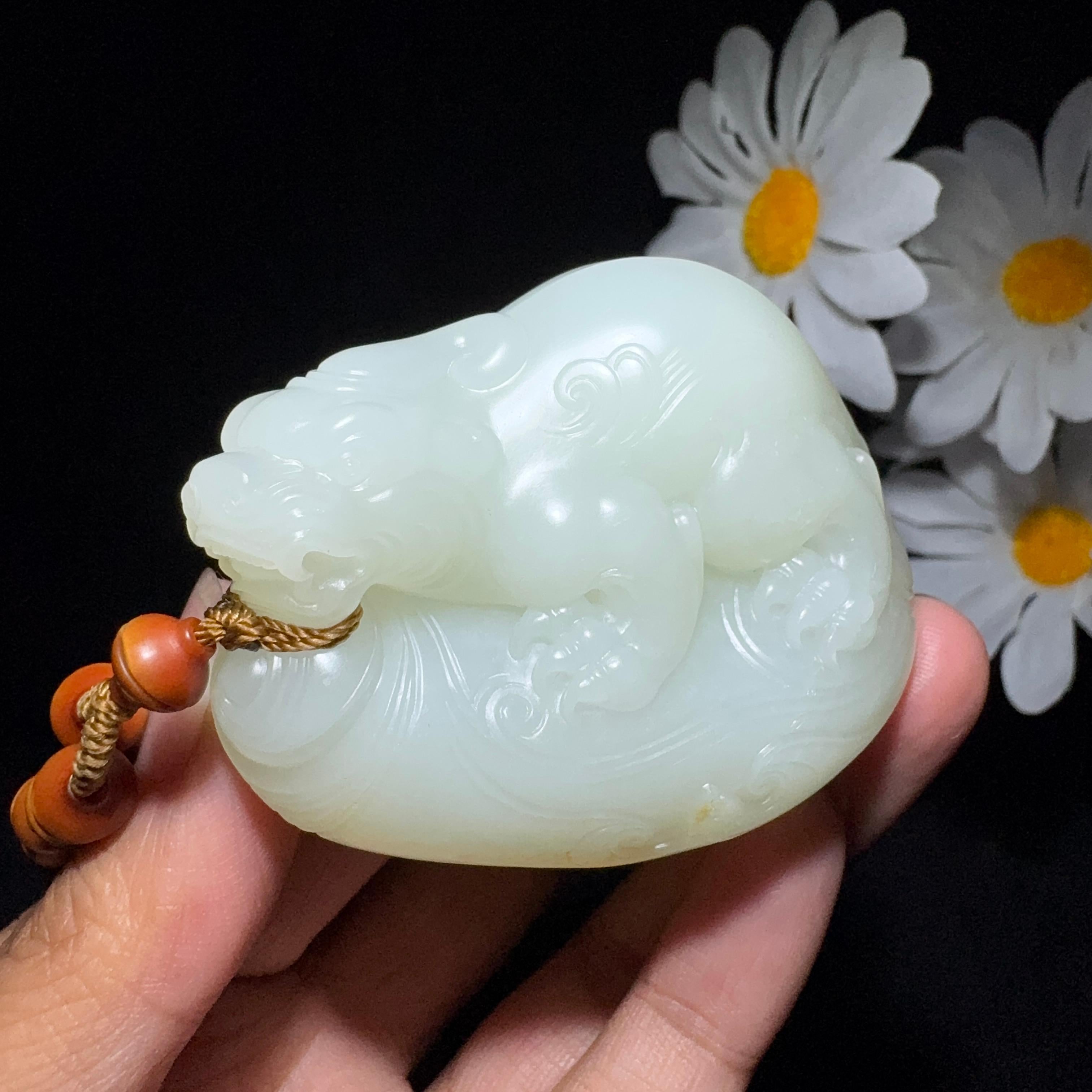 和田玉籽料手把件貔貅（112.0g） – 厚德载玉