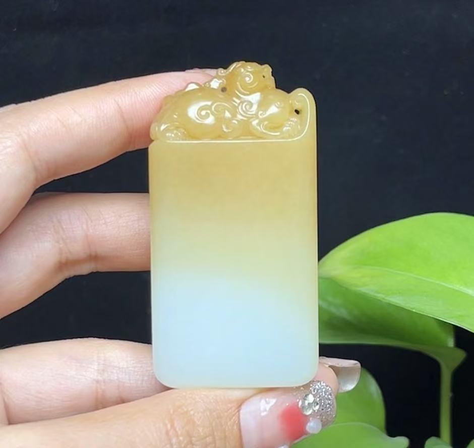 和田玉且末糖貔貅平安无事牌府上有龙(65.8g)