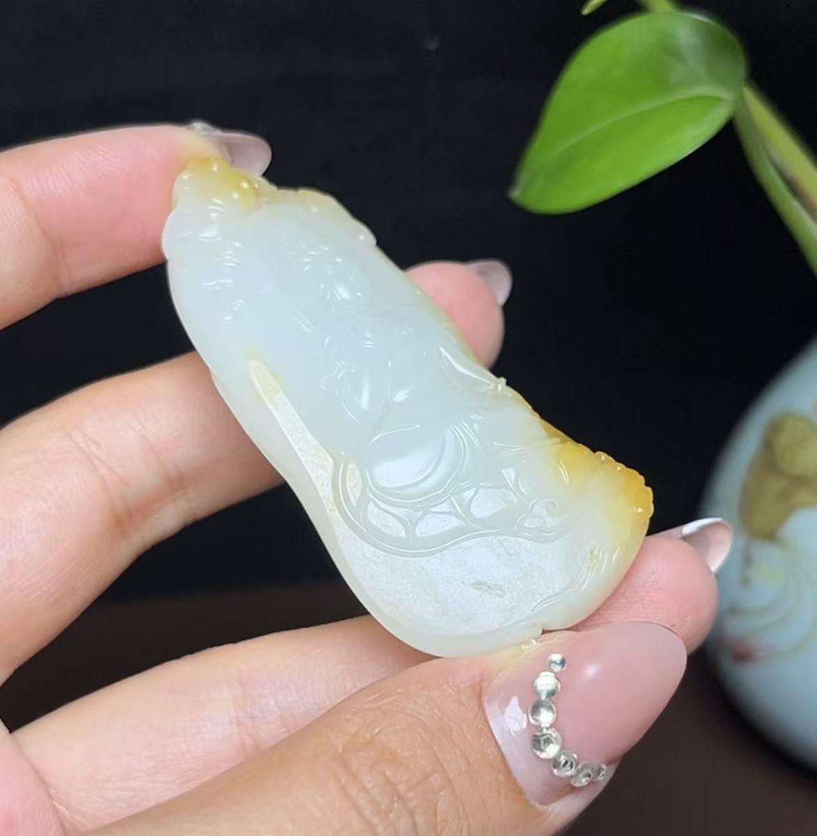 和田玉籽料黄皮白肉观音挂件(37.3g)