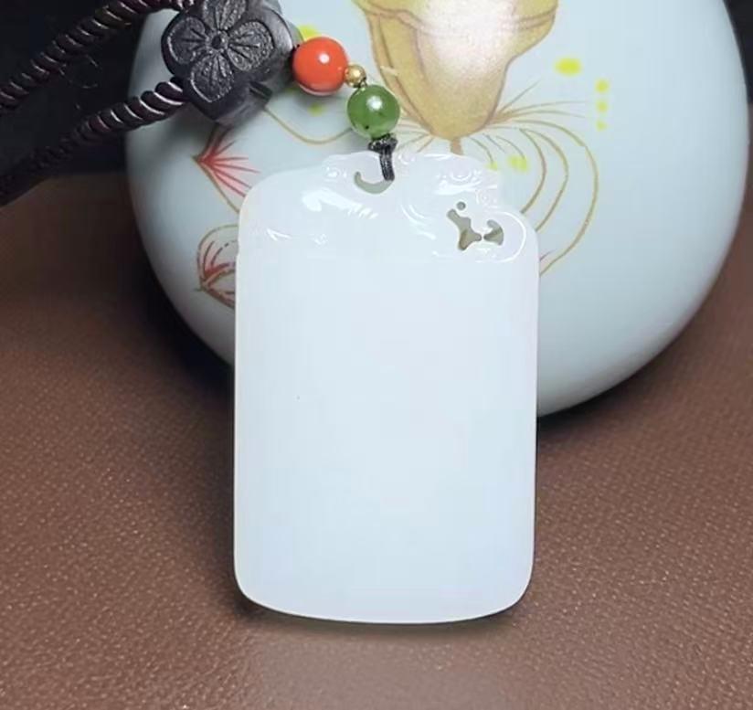 和田羊脂玉貔貅平安无事牌府上有龙(41.7g)