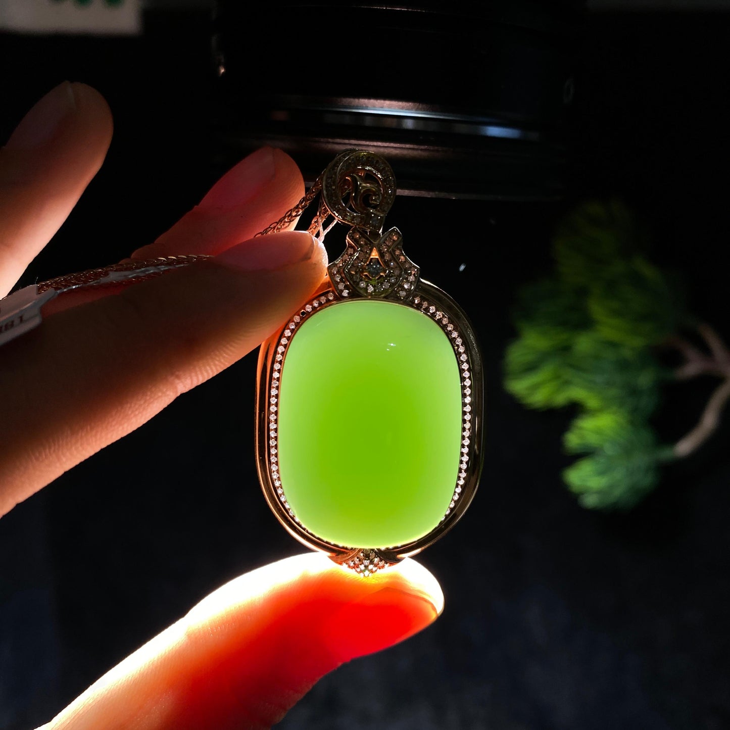 和田玉18k金粉绿荧光钻石项链(16.9g)