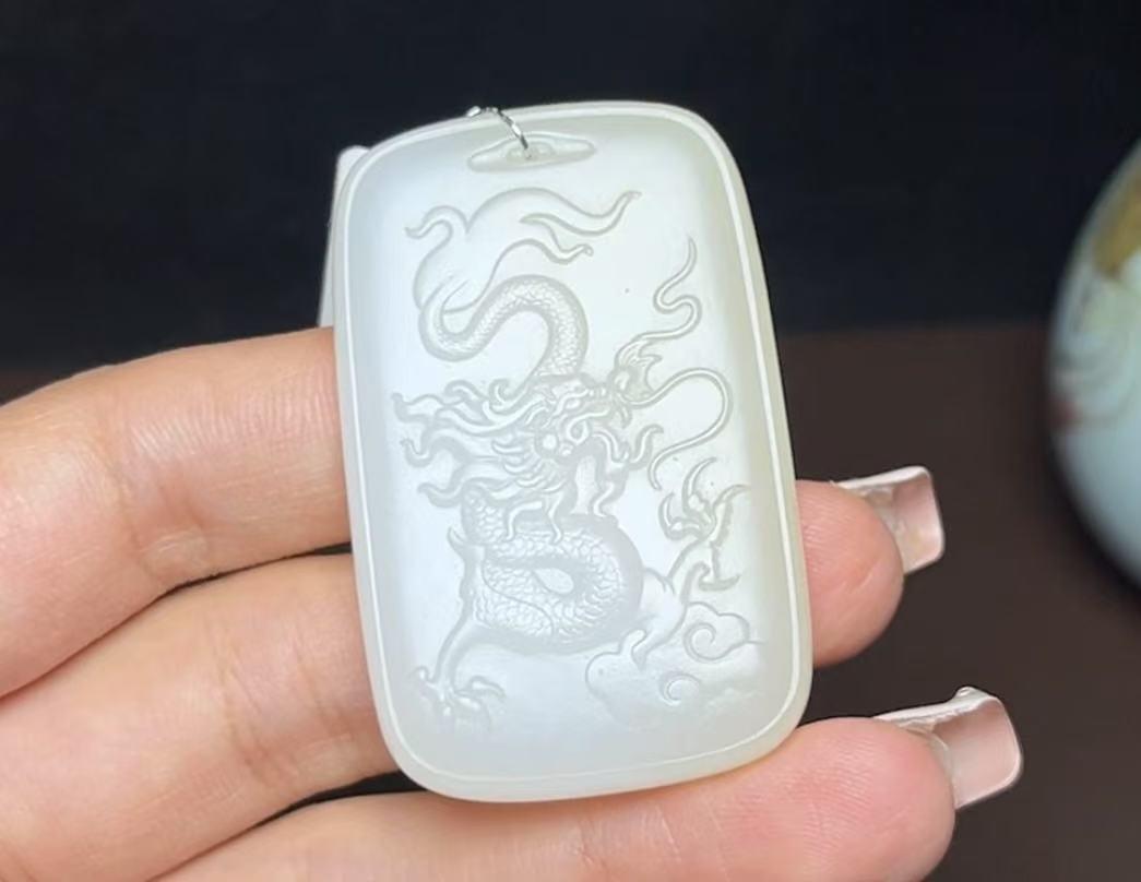 新疆和田玉且末料羊脂玉龙牌(32.2g)