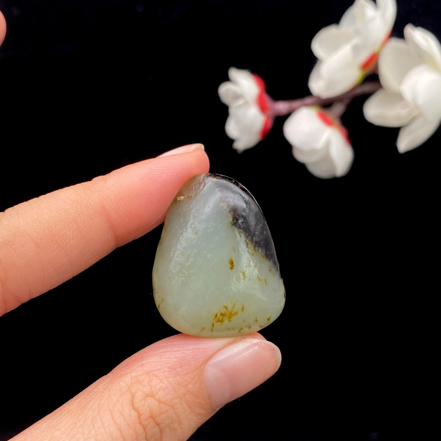 和田玉聚黑皮籽料原石(12.2g)