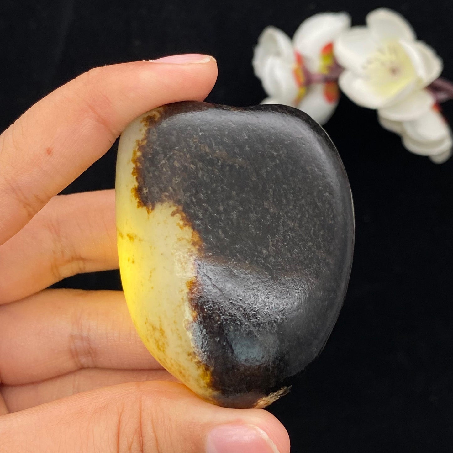 和田玉黑红皮籽料手把件(112.9g)