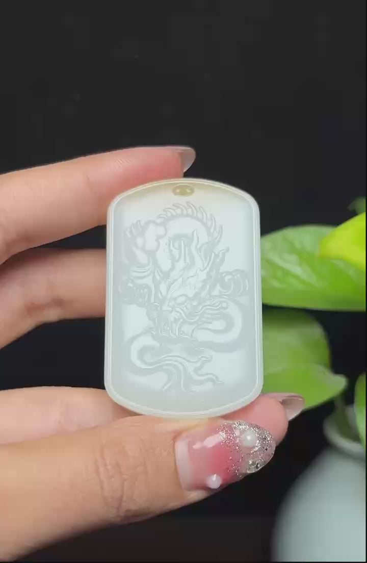 新疆且末料羊脂玉龙牌挂件