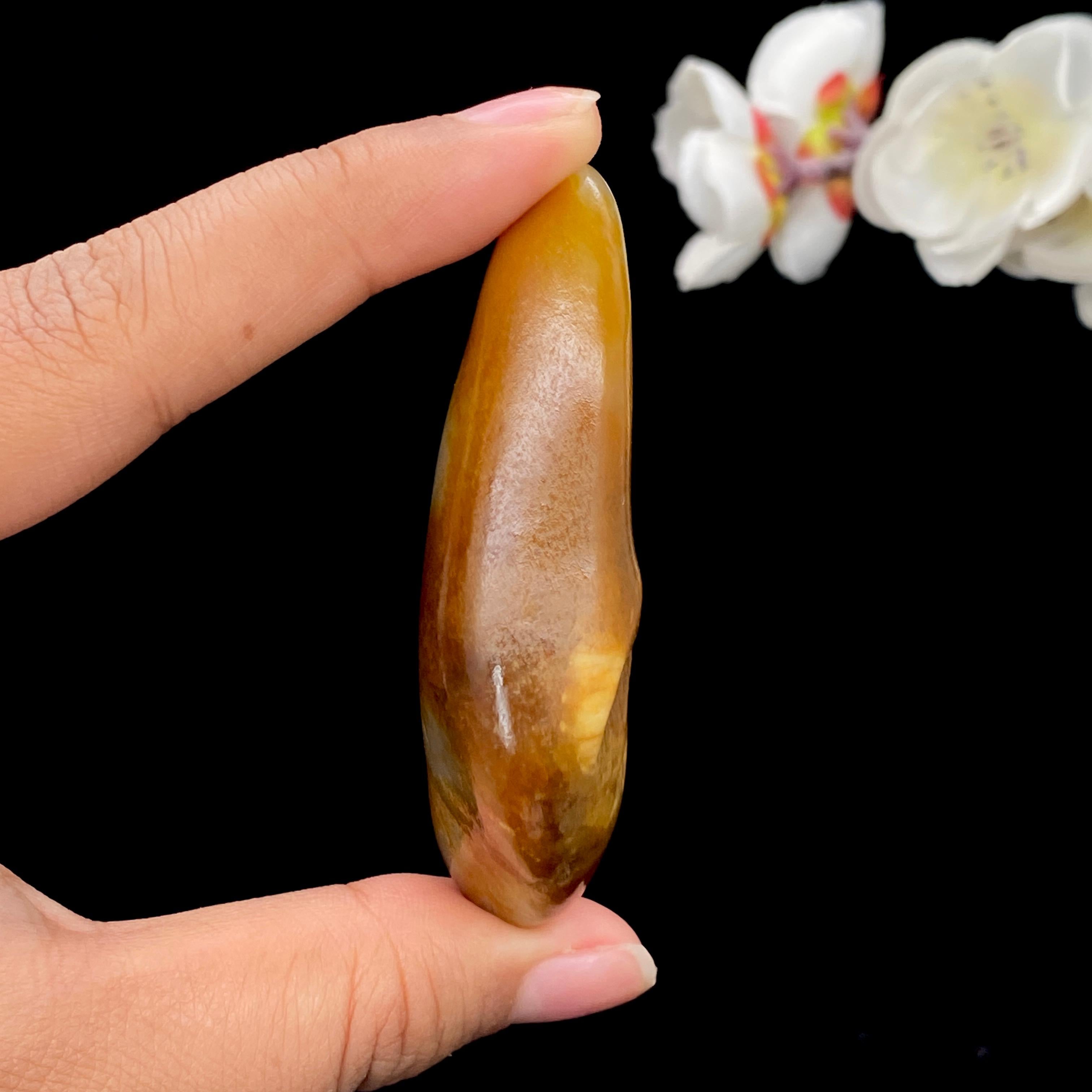 和田玉聚黄皮籽料手把件（70.7g）
