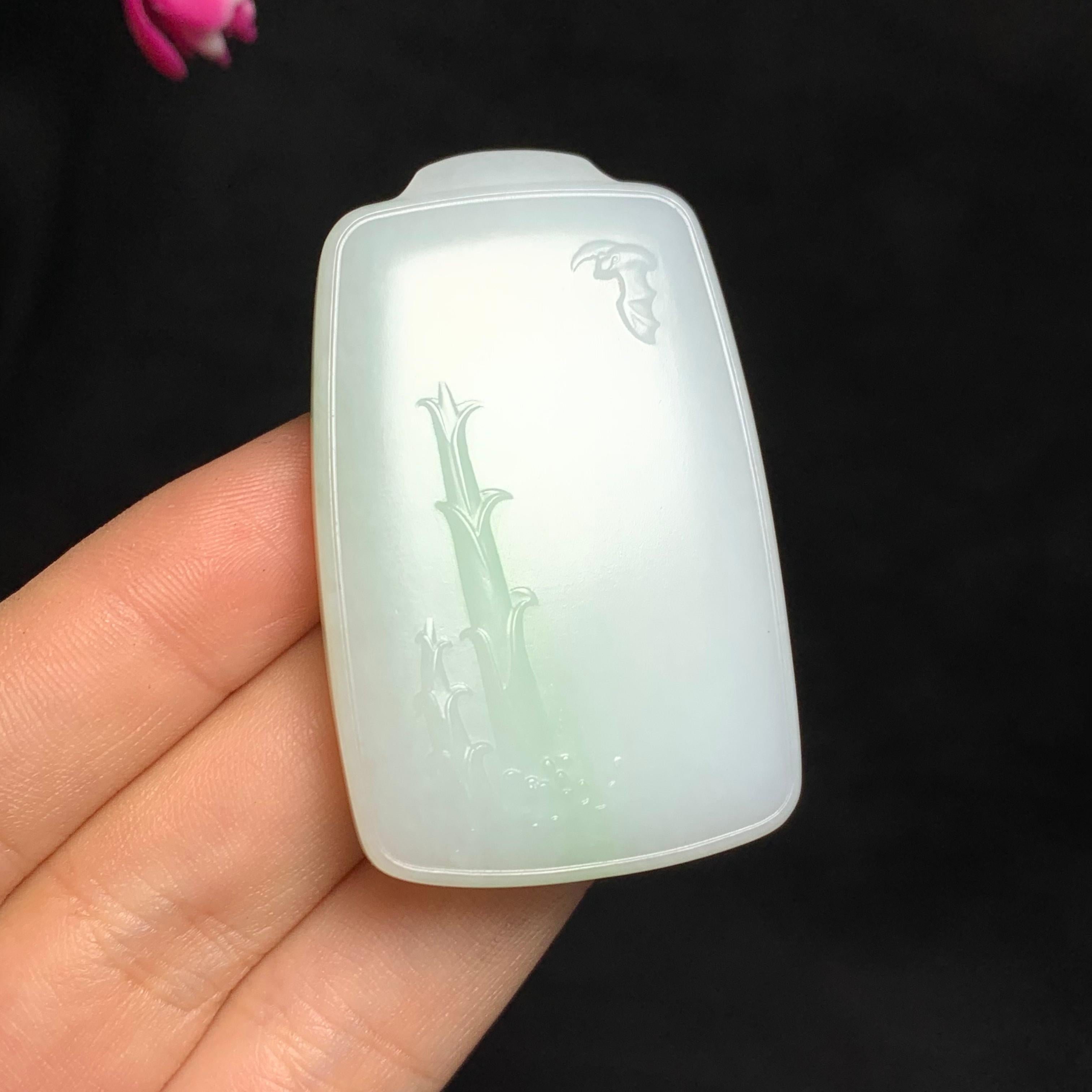 顶级和田玉白玉带翠莲年有余（40.9g）