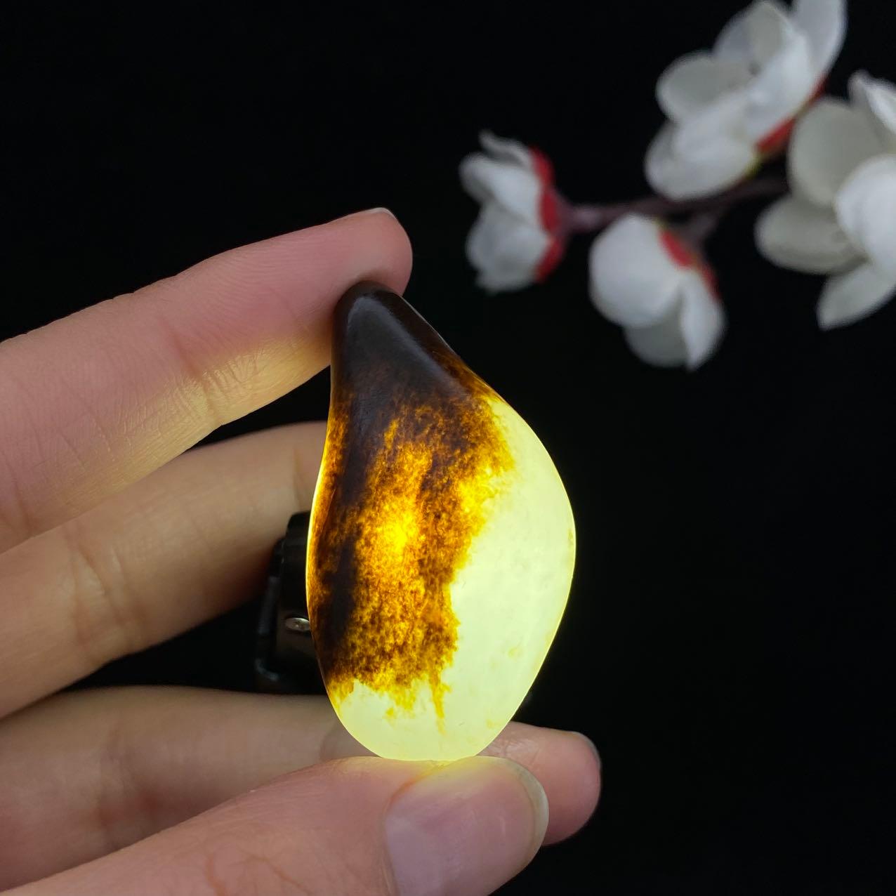 和田玉黑黄皮籽料挂件（17.8g）