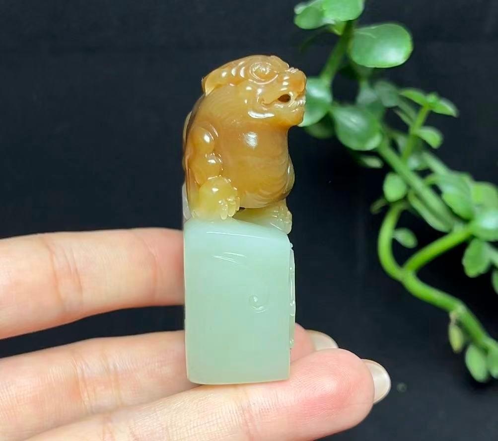 新疆和田玉且末料貔貅印章（102.3g）
