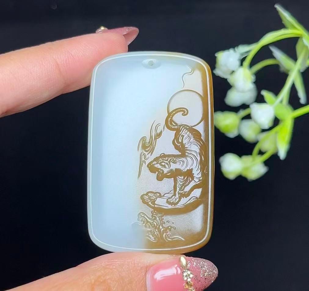 和田玉糖白羊脂玉下山虎（36.5g）