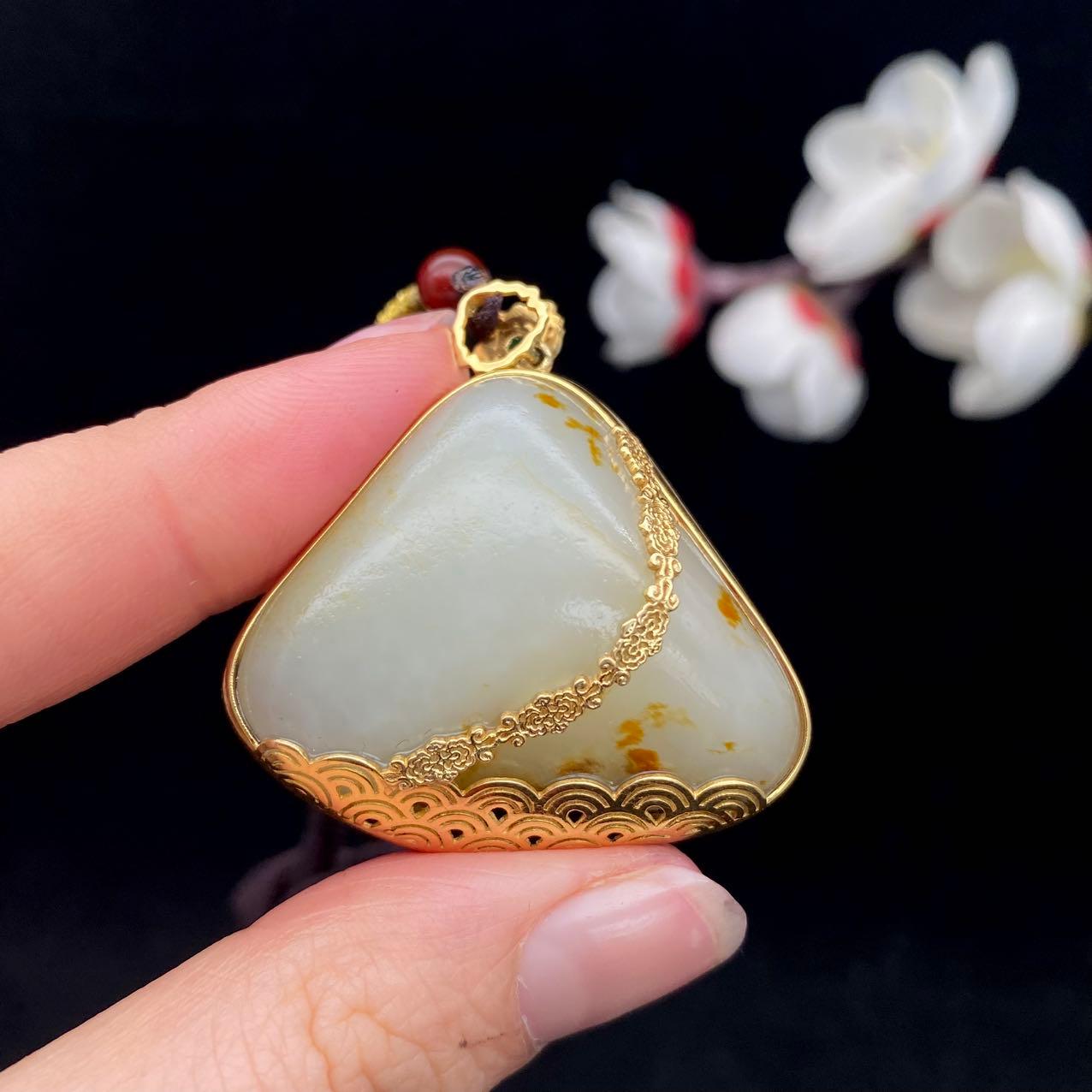 和田玉聚红皮籽料包金挂件（32.2g）