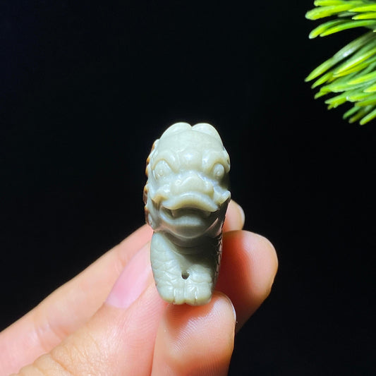 和田玉籽料沙枣青带糖麒麟（16.3g）