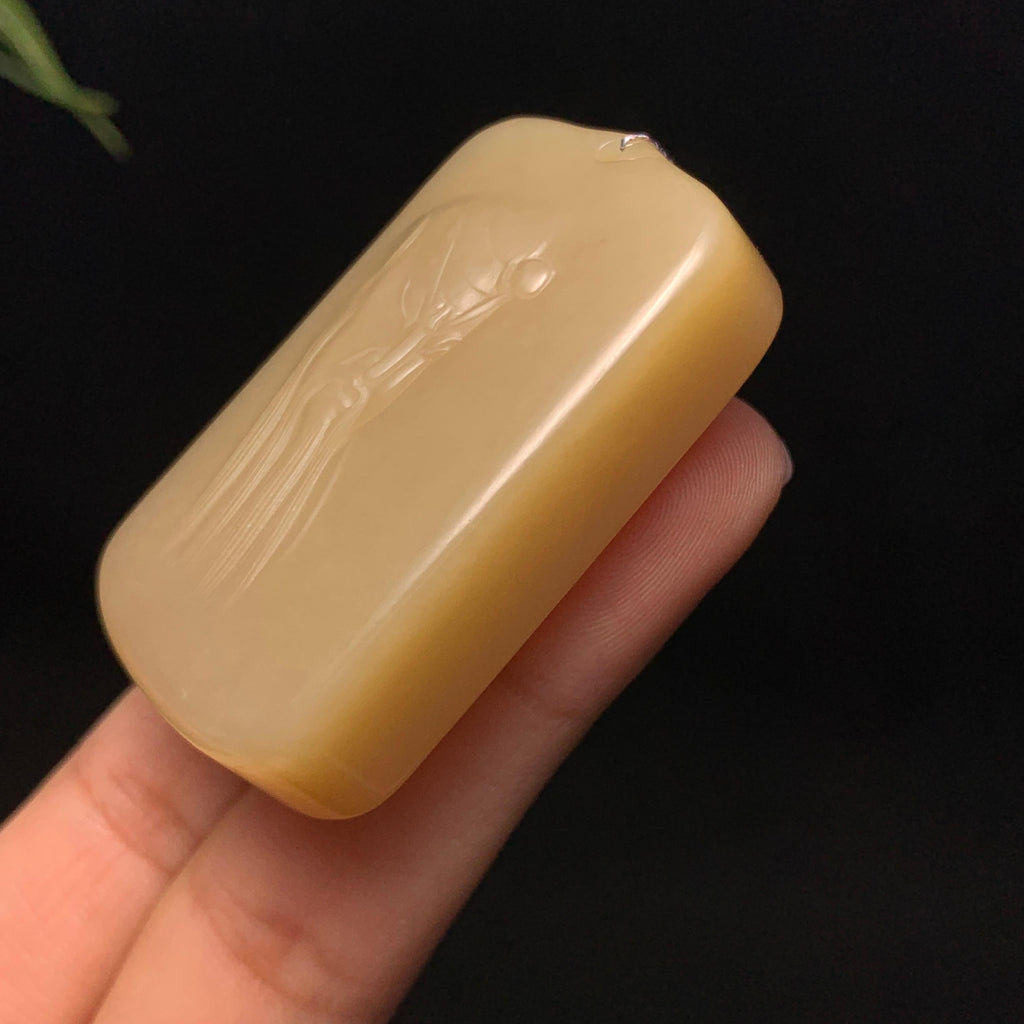 精品和田山料糖白关公挂件（42.4g）