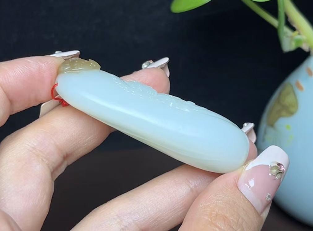 新疆和田玉且末糖白羊脂玉站观音（34.3g）