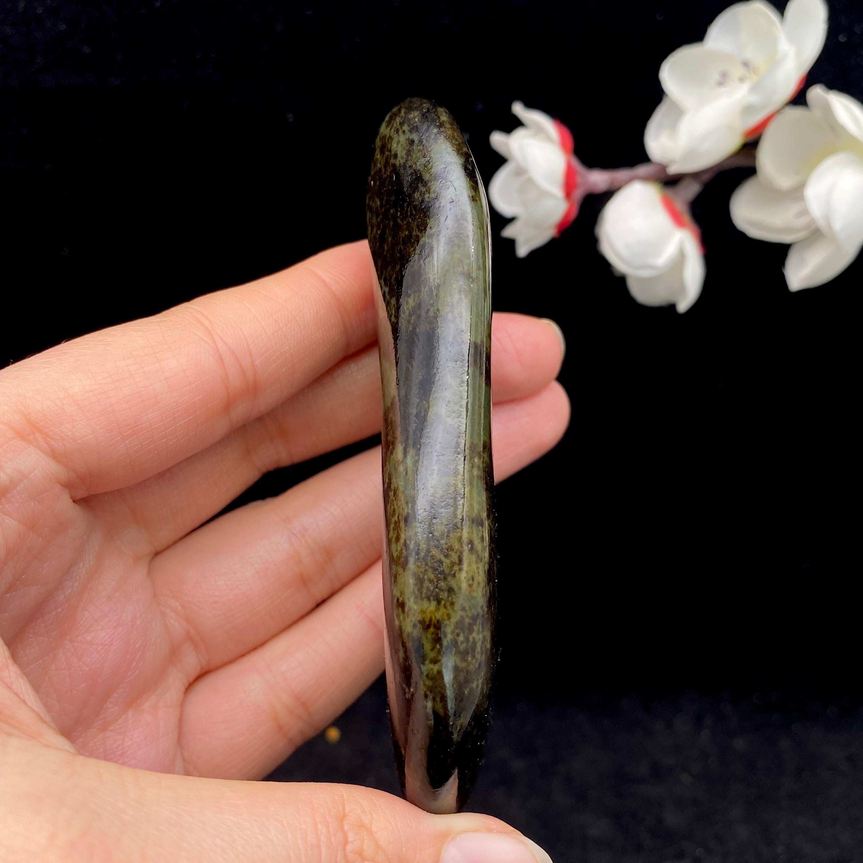 和田玉聚黑皮沙枣青籽料（94.4g）