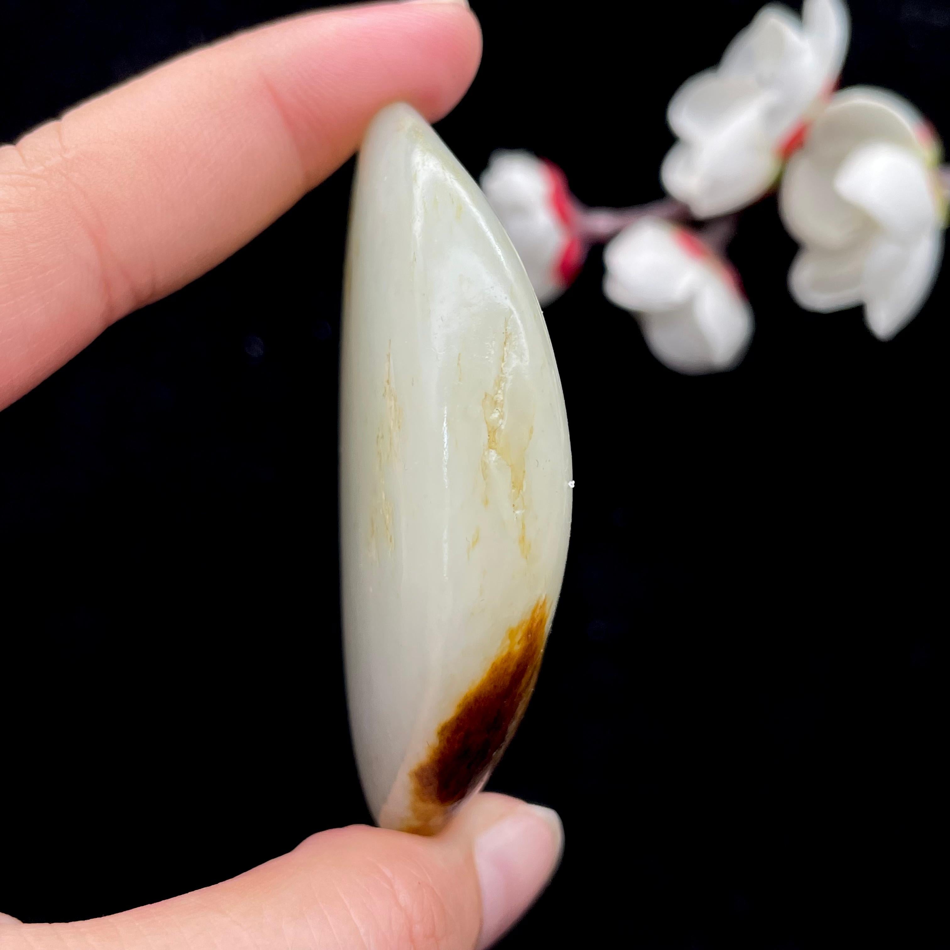 和田玉聚黄皮籽料手把件（82.1g）
