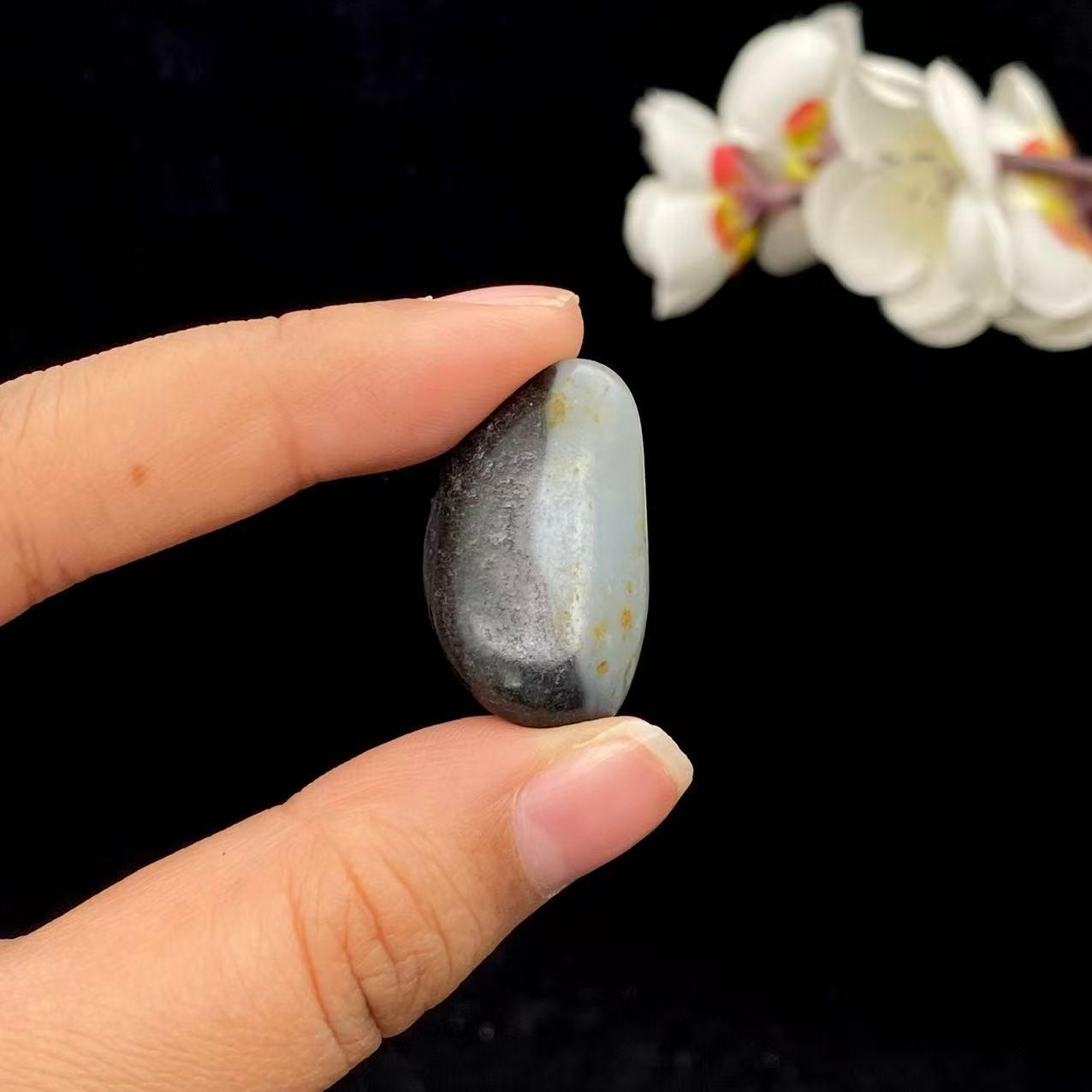和田玉青花带洒金皮籽料吊坠籽（7.1g）