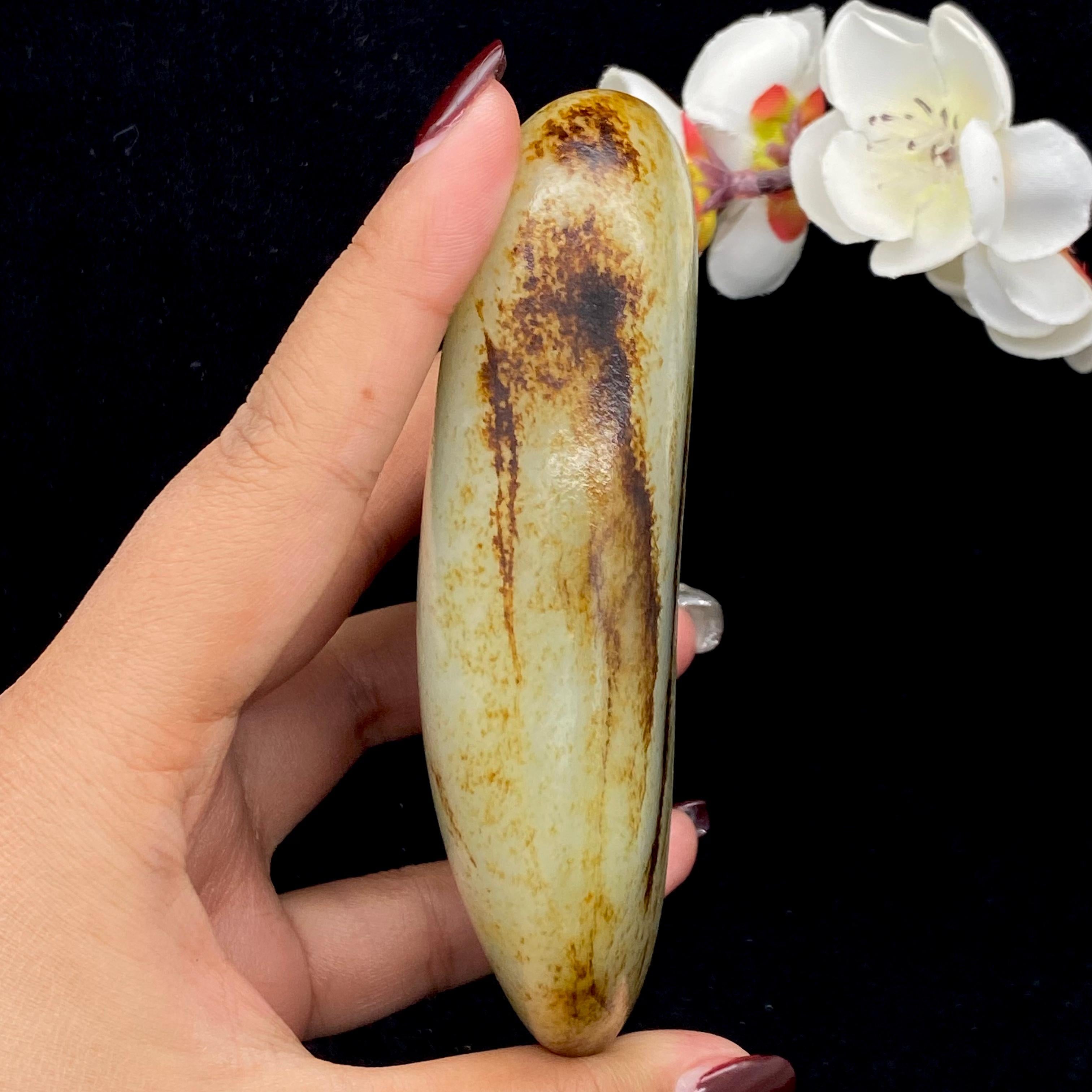 和田玉聚黑皮籽料原石（398.3g）